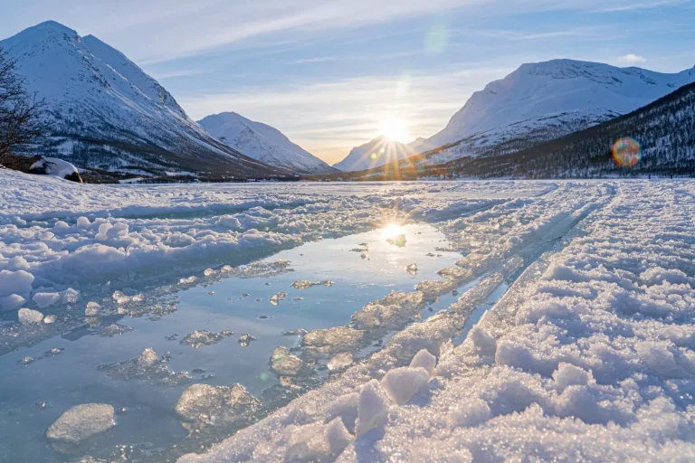 Paysage hivernal glacé dans les Alpes de Lyngen, au Finnmark, dans le nord de la Norvège, au nord du cercle polaire.