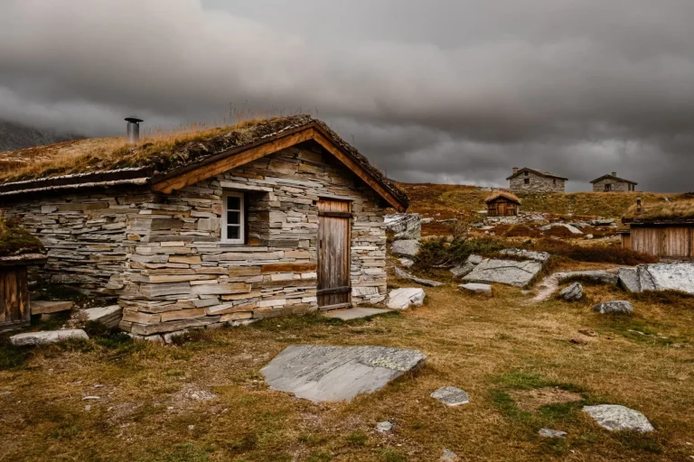 höstligt bergslandskap i Rondane nationalpark i Norge, Peer Gynt hytta