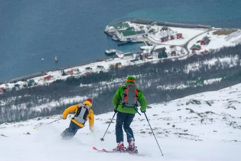 Skifahrer nelle Alpi di Lyngen al Polarkreis
