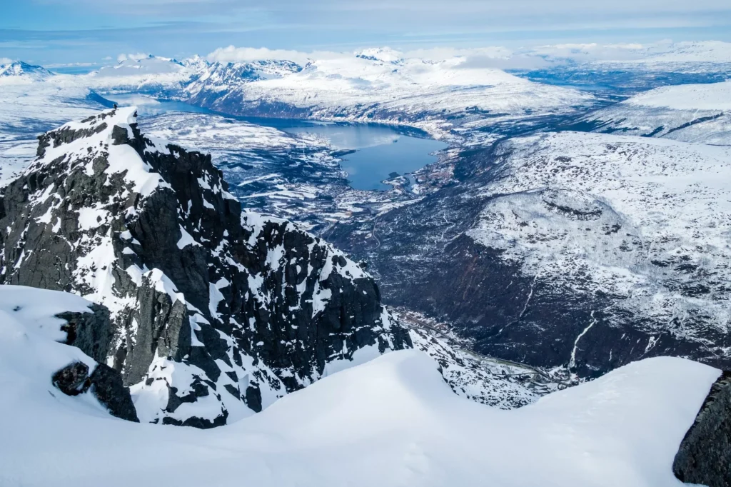 paesaggio montano invernale a narvik, norvegia